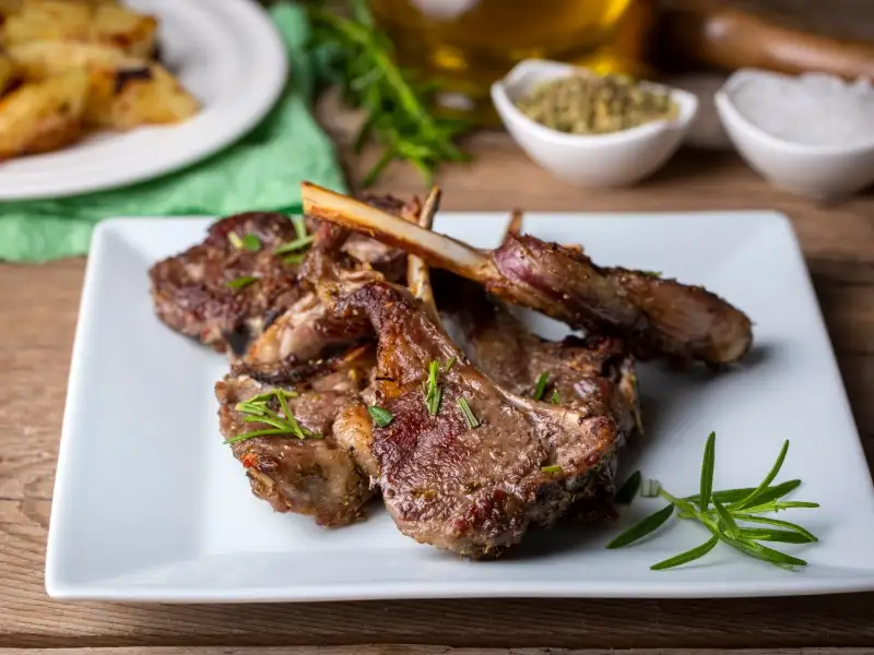 Assiette de côtelettes d'agneau